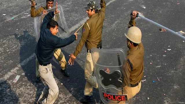 سقوط قتلى ومصابين.. اشتباكات عنيفة بين المحتجين وا