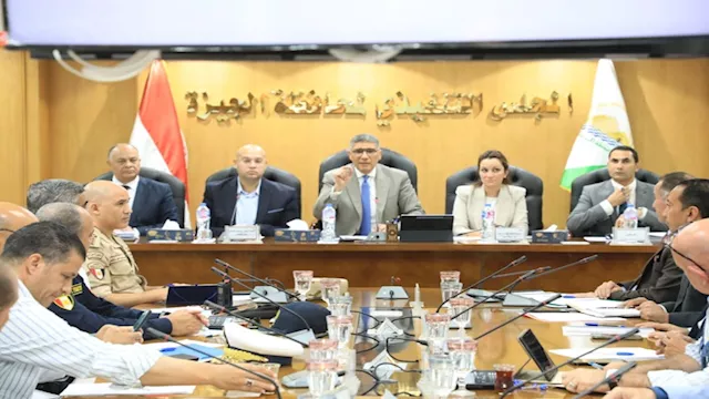 المحافظ خلال ترؤسه اجتماع المجلس التنفيذي