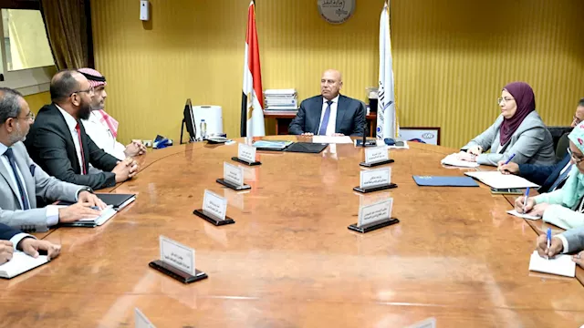 كامل الوزير، وزير الصناعة والنقل مع مجموعة كنان ال