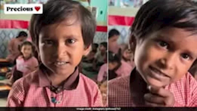 هدية عفوية من طفلة لمعلمتها تخطف القلوب