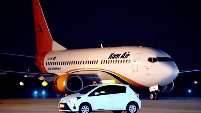 نجاة طفل اختبأ داخل عجلات طائرة لمدة 90 دقيقة