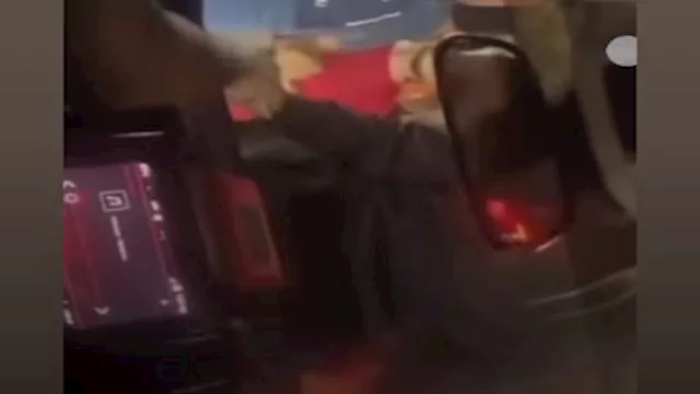 سيدة أوكرانية تهاجم سيارة ملاكي