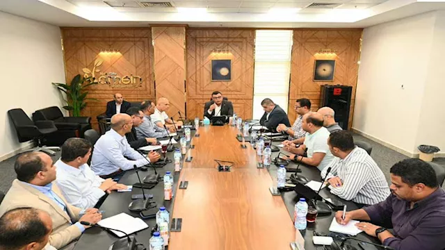 وزير الإسكان يعقد اجتماعا لمتابعة مشروعات مدينة ال