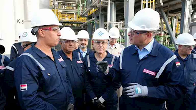 وزير البترول يتفقد مشروعات التطوير وزيادة الإنتاج 