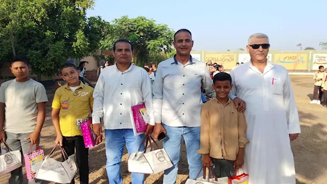 تكريم 3 طلاب ومعلمهم سلّموا 100 ألف جنيه بالمنوفية
