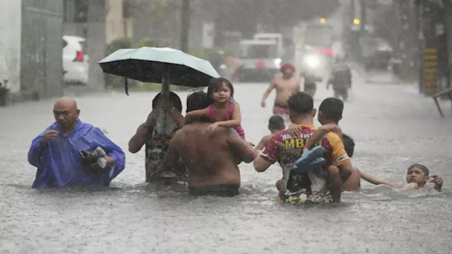 العاصفة بوالوي تضرب وسط الفيتنام