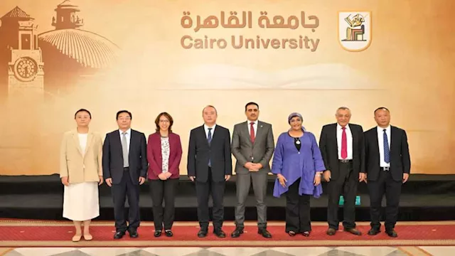 نائب رئيس جامعة القاهرة يستقبل وفدًا صينيًا لتعزيز