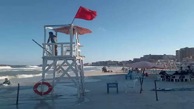 الرايات الحمراء ترفرف على شواطئ الإسكندرية