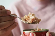 ماذا يحدث لطفلِك عند تناول التونة؟