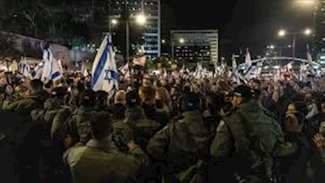 عائلات جنود إسرائيليين تغلق شارعًا قرب تل أبيب