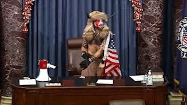 رجل يدّعي أنه الرئيس الأمريكي الحقيقي يقاضي ترامب