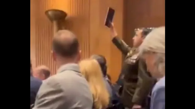 جندي أمريكي يقاطع جلسة بالكونجرس