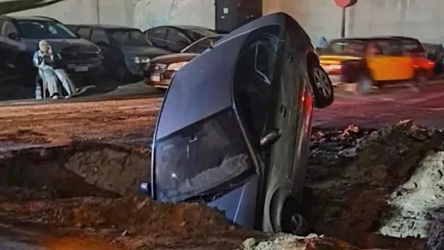 سقوط سيارة بحفرة صرف صحي بالإسكندرية