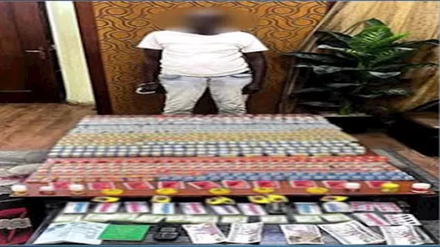 المتهم وبحوزته المضبوطات