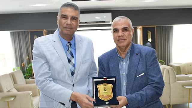 محافظ أسوان يكرم وكيل مديرية الإسكان لبلوغه سن الت