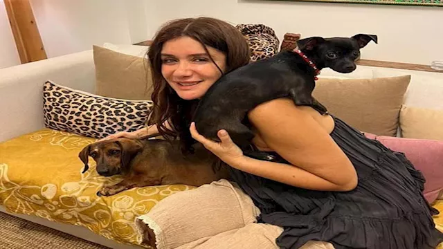 غادة عادل مع كلبين