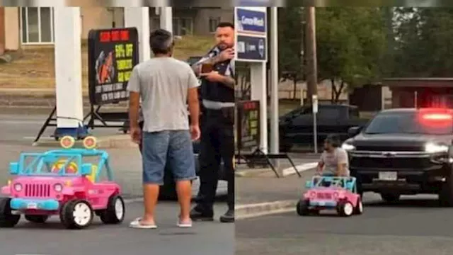رجل يقود ''سيارة أطفال لعبة''