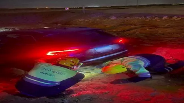 إنقاذ سيارة علقت بالرمال