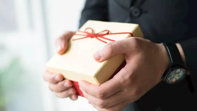 مكافأة غير متوقعة.. رجل أعمال يوزع سبائك ذهبية على