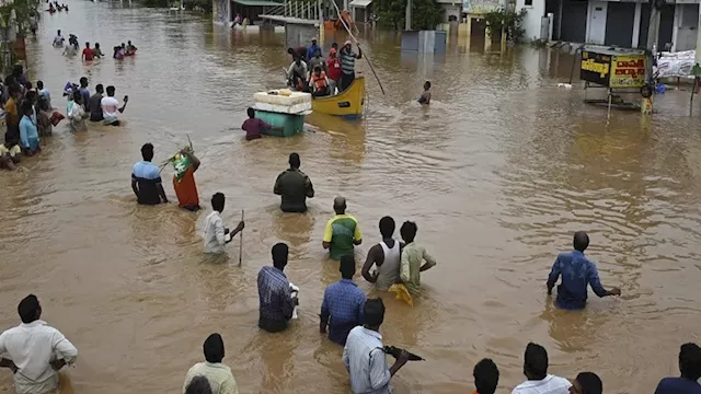 الأمطار الغزيرة والفيضانات تودي بحياة أكثر من 100 