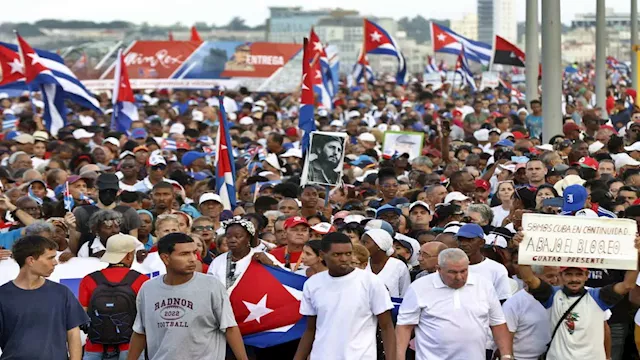 كوبا تنظم مظاهرات حاشدة لإدانة الهجمات الأمريكية ع