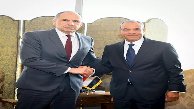 الدكتور بدر عبد العاطي ونظيره اليوناني