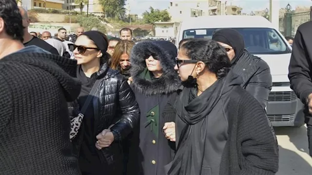 شيرين خلال تشييع جثمان شقيقها من السيدة نفسية