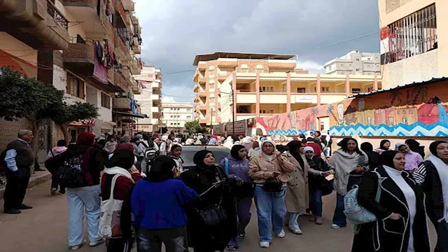 طالبات بعد خروجهن من اللجان ارشيفية