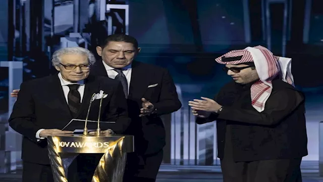 فاروق حسني يتسلم جائزة انجاز العمر