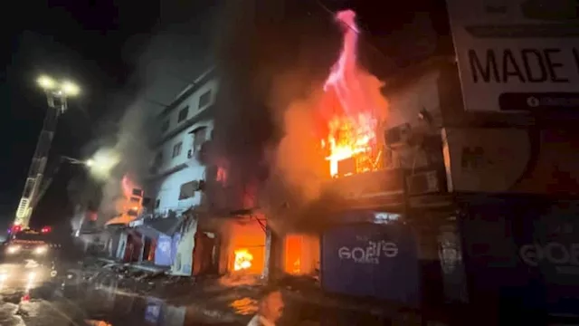 حريق بمركز تسوق جنوبي باكتسان