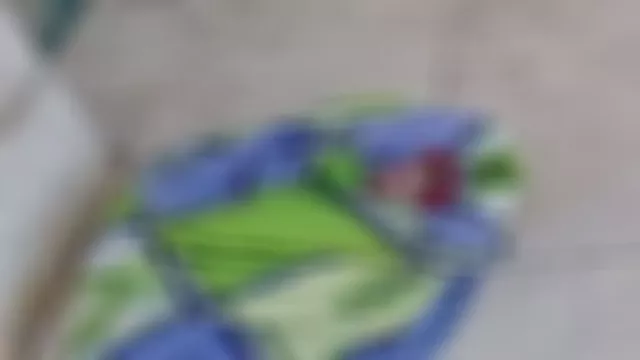 سيدة ألقت طفلتها الرضيعة أمام مسجد