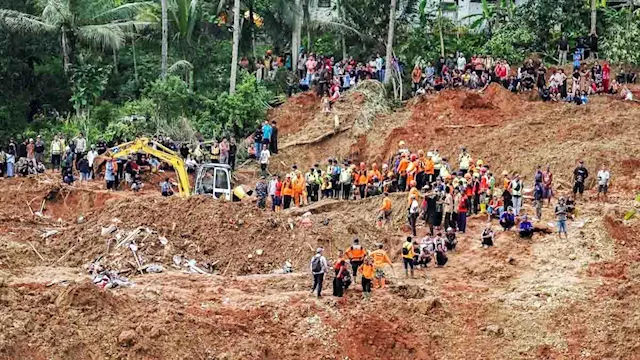 انهيار أرضي بجزيرة جاوة الإندونيسية 