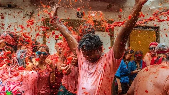 أغرب 5 تقاليد العالم.. من القفز فوق الرضع إلى معار