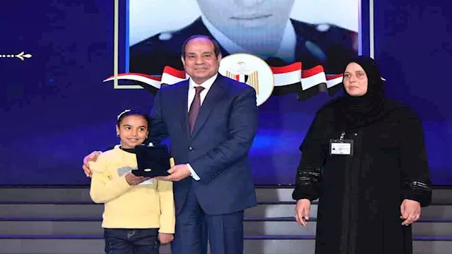 السيسي يُكرم عددًا من أسر الشهداء