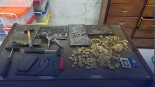 المضبوطات والأدوات المستخدمة في غش الذهب والفضة