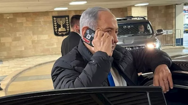 صورة لنتنياهو يغطي كاميرا هاتفه تثير جدلًا واسعًا