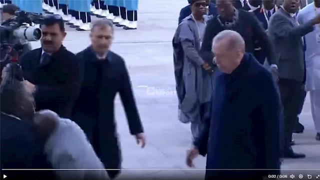 لجظة وقوع الرئيس النيجيري   صورة من الفيديو