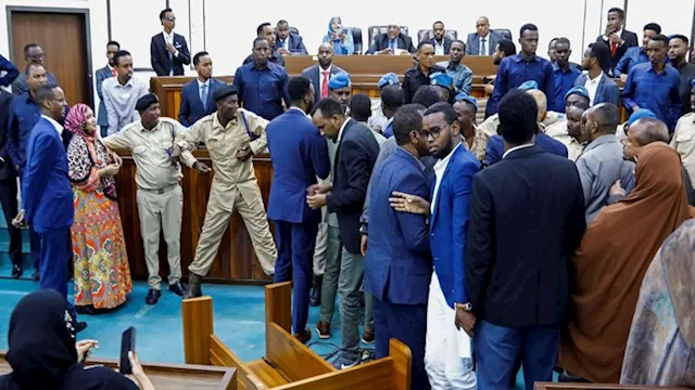 اشتباكات بالأيدي داخل البرلمان الصومالي بعد اقتراح