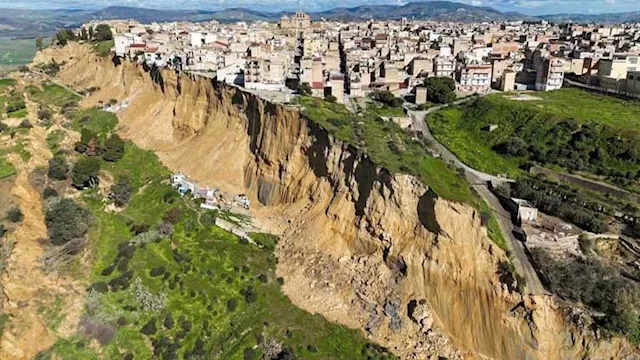 عواصف عنيفة تتسبب في انهيارات أرضية جنوبي صقلية