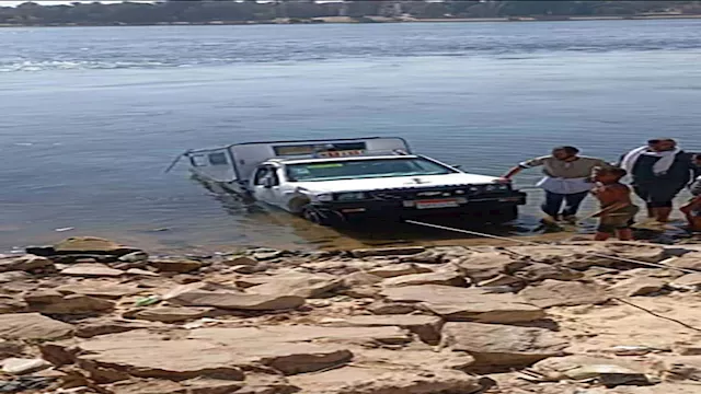 سقوط سيارة فى نهر - أرشيف 