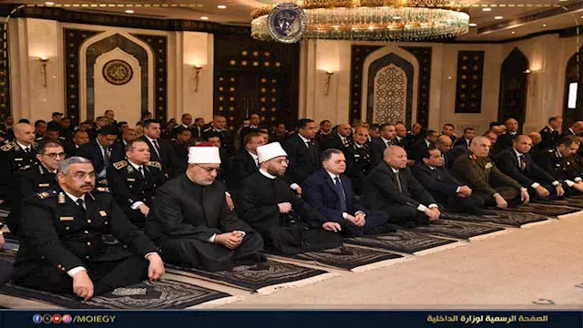 وزيرا الداخلية والأوقاف والمفتي يؤدون صلاة الجمعة 