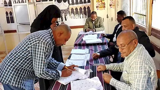 التصويت داخل لجنة انتخابية بأسوان
