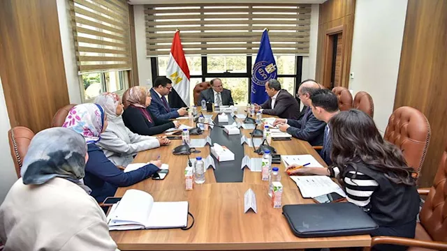  رئيس هيئة الدواء يبحث سبل توطين صناعات الدواء الم