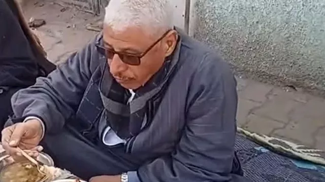 برلماني يشارك أهالي دائرته وجبة ''فول نابت'' على ا