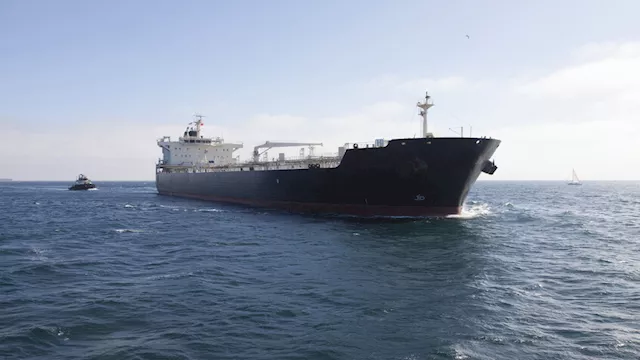 ناقلة نفط ترفع العلم الروسي