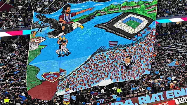 ماذا يعني تيفو محمد صلاح والنسر في مدرجات طرابزون؟