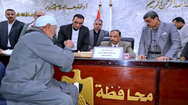 محافظ سوهاج يستمع لشكاوى وطلبات المواطنين