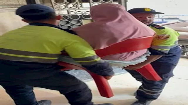 نقل مسنة إلى المستشفى لتلقي العلاج بالقاهرة