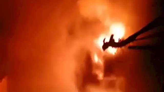 إصابة 8 أشخاص في حريق اندلع داخل شونة أخشاب بالدقه