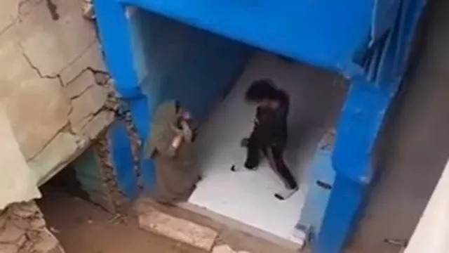 شاب يهدد والدته بسلاح أبيض